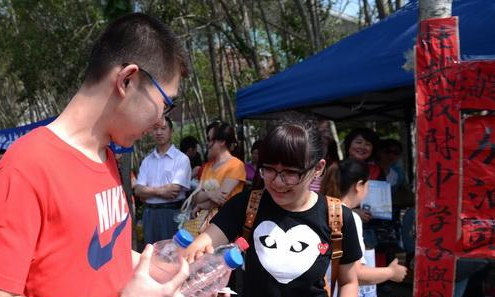 爱心送水助力学子高考